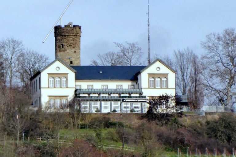 Wartberggaststätte mit dem runden Wartbergturm auf dem Gipfel des Wartbergs in Heilbronn